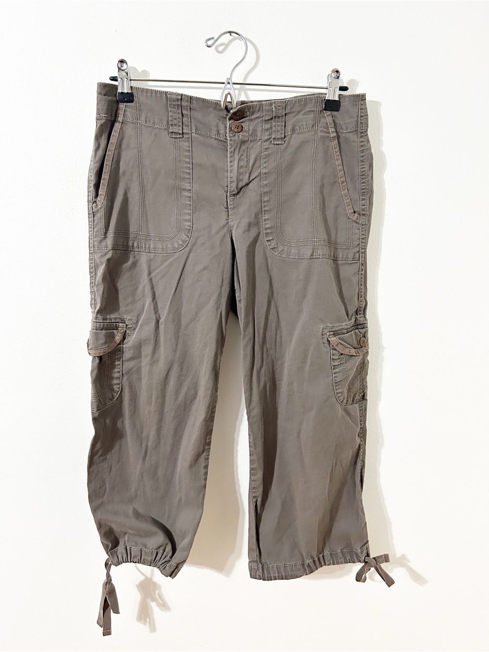 Bandolino Blue Taupe Gray Cargo Capri Pants Adjustable Hem Pockets – Size 6